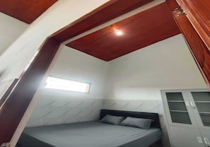 A bedroom with a bed, a window, and a wardrobe. - Ava Villa Pulosari (Kendari)