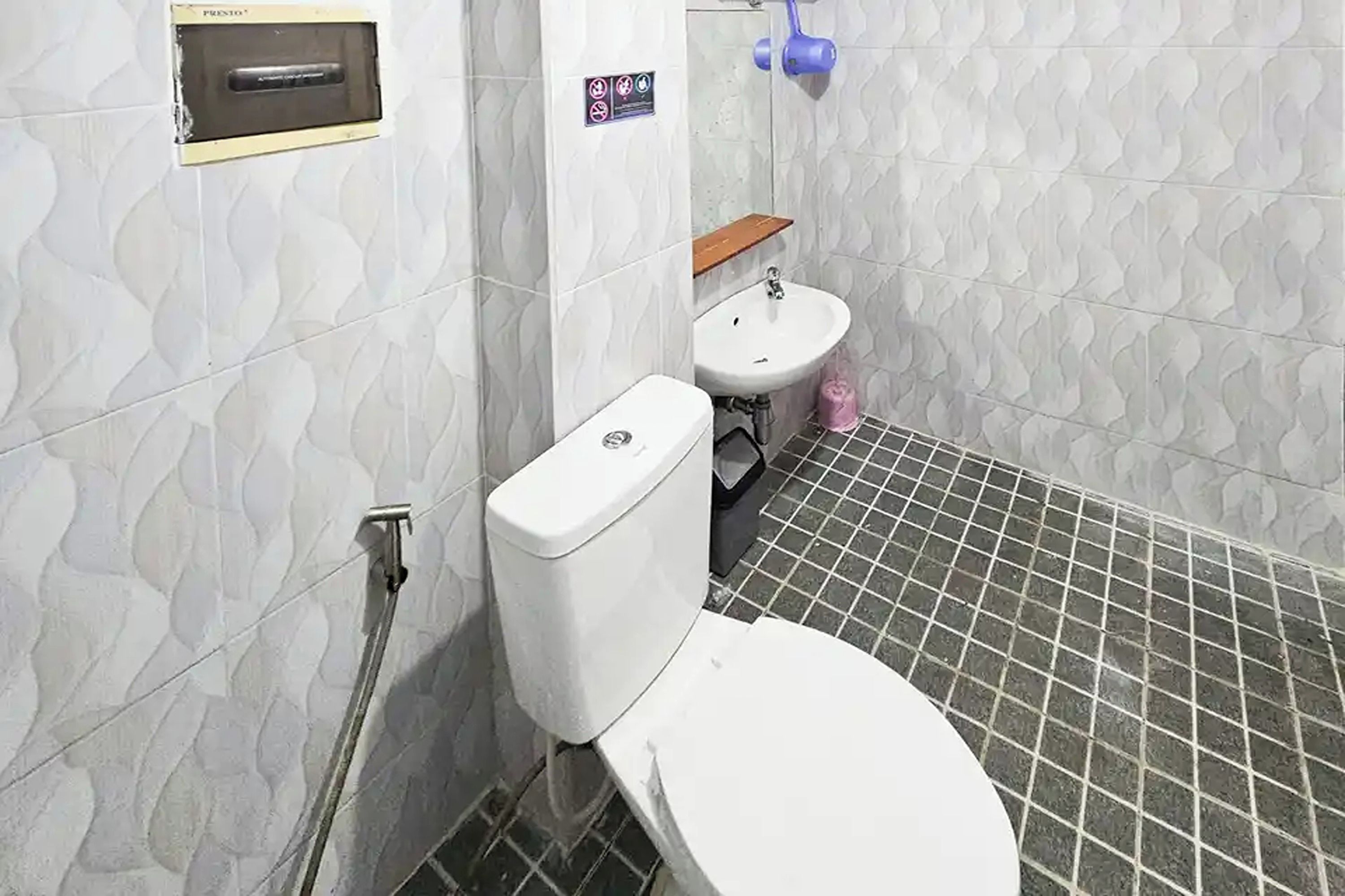 Un baño con inodoro, lavabo y ducha.
