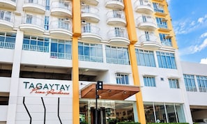 A multi-story hotel with balconies and a prominent entrance. - Tagaytay Prime Residences In Tagaytay City (Tagaytay)