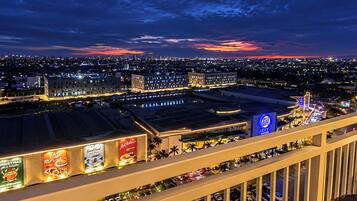 Un paisaje urbano al anochecer con edificios iluminados y cielo despejado.