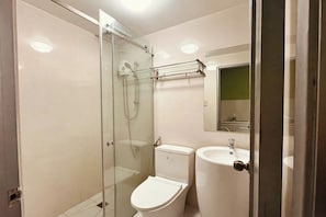 Bathroom - The Stackey Hotel (Olongapo)