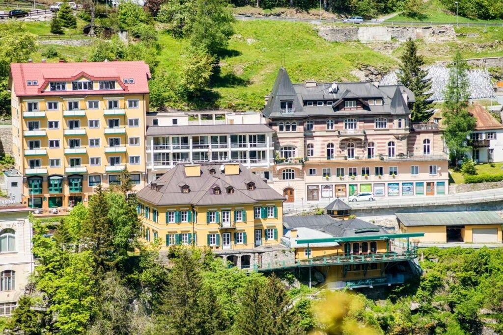 Un hôtel à plusieurs étages, de style architectural européen traditionnel, qui se distingue par un mélange de balcons et de grandes fenêtres.
