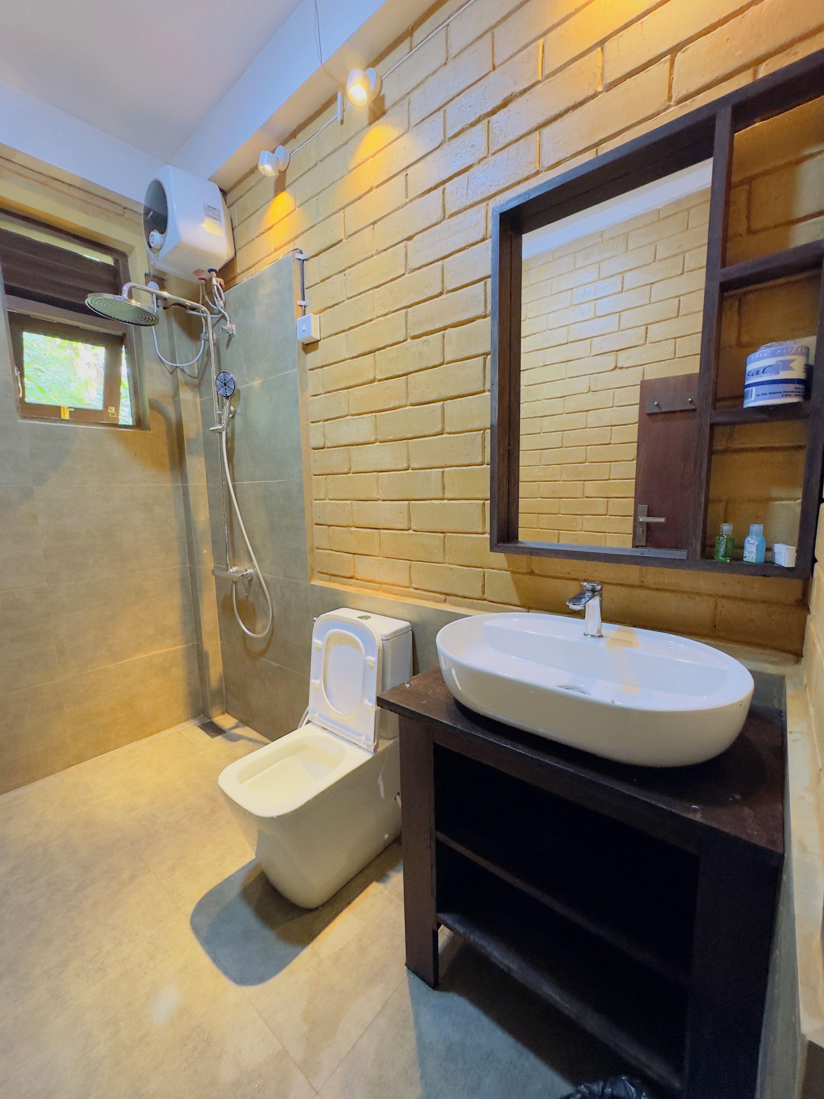 Un baño moderno con inodoro, bidé y lavabo.