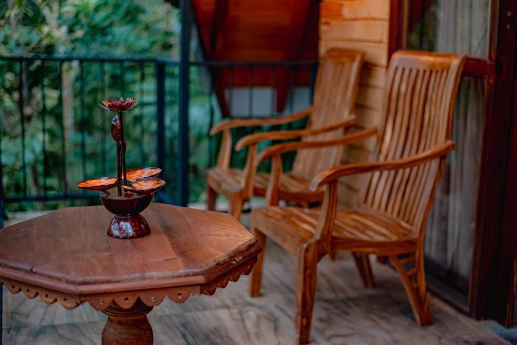 Une table en bois agrémentée d’un élément décoratif central, entourée de chaises en bois.