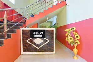 Un mostrador de recepción de hotel con un letrero que dice 'HOTELO Company-Serviced'.