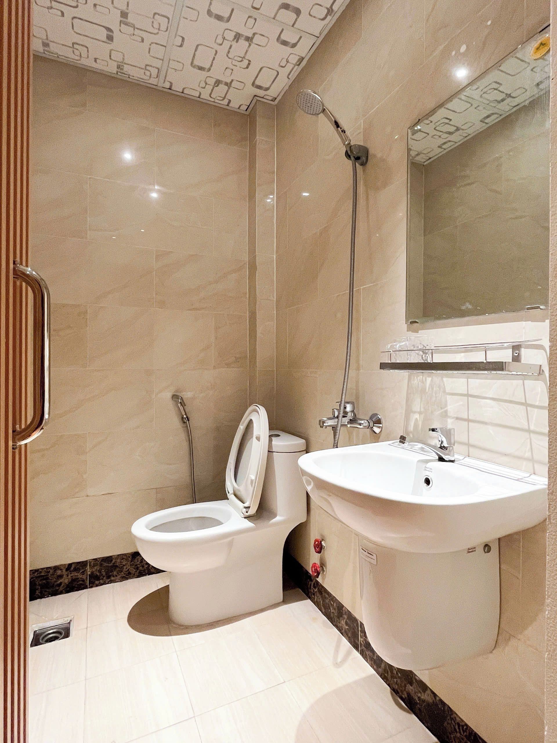 A bathroom with a toilet, bidet, and sink.