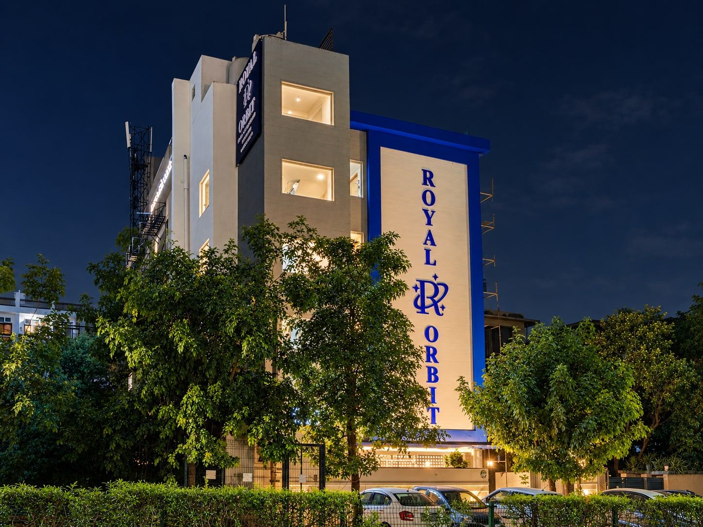Ein Hotel mit einem auffälligen Schild, auf dem 'ROYAL ORBIT' steht.