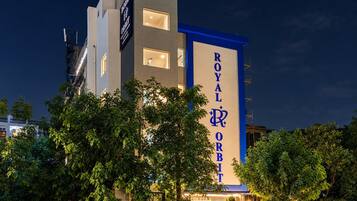 Ein Hotel mit einem auffälligen Schild, auf dem 'ROYAL ORBIT' steht.