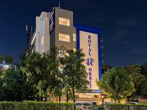Un hotel amb un senyal prominent que diu 'ROYAL ORBIT'.