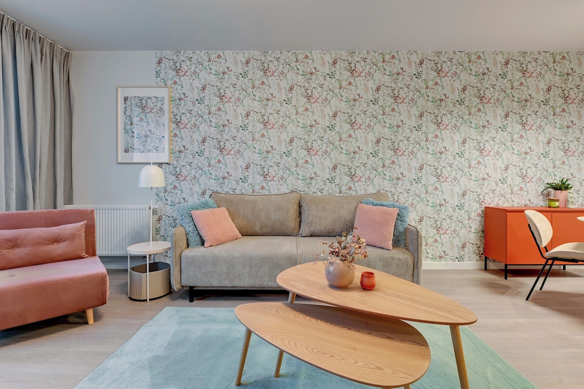 Een moderne woonkamer met een bank, een salontafel en een stoel.