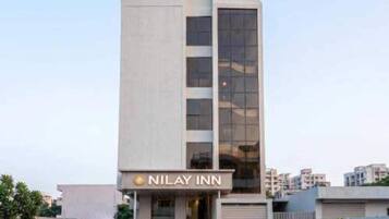 Un edificio moderno con un letrero que dice 'NILAY INN'.