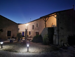 Un cortile con posti a sedere all'aperto e un'area ben illuminata.