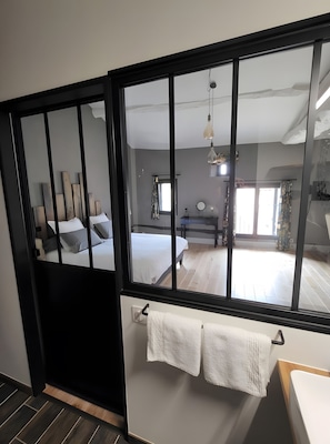 Ein Zimmer mit einem Bett, einem Schreibtisch und einem Fenster.
