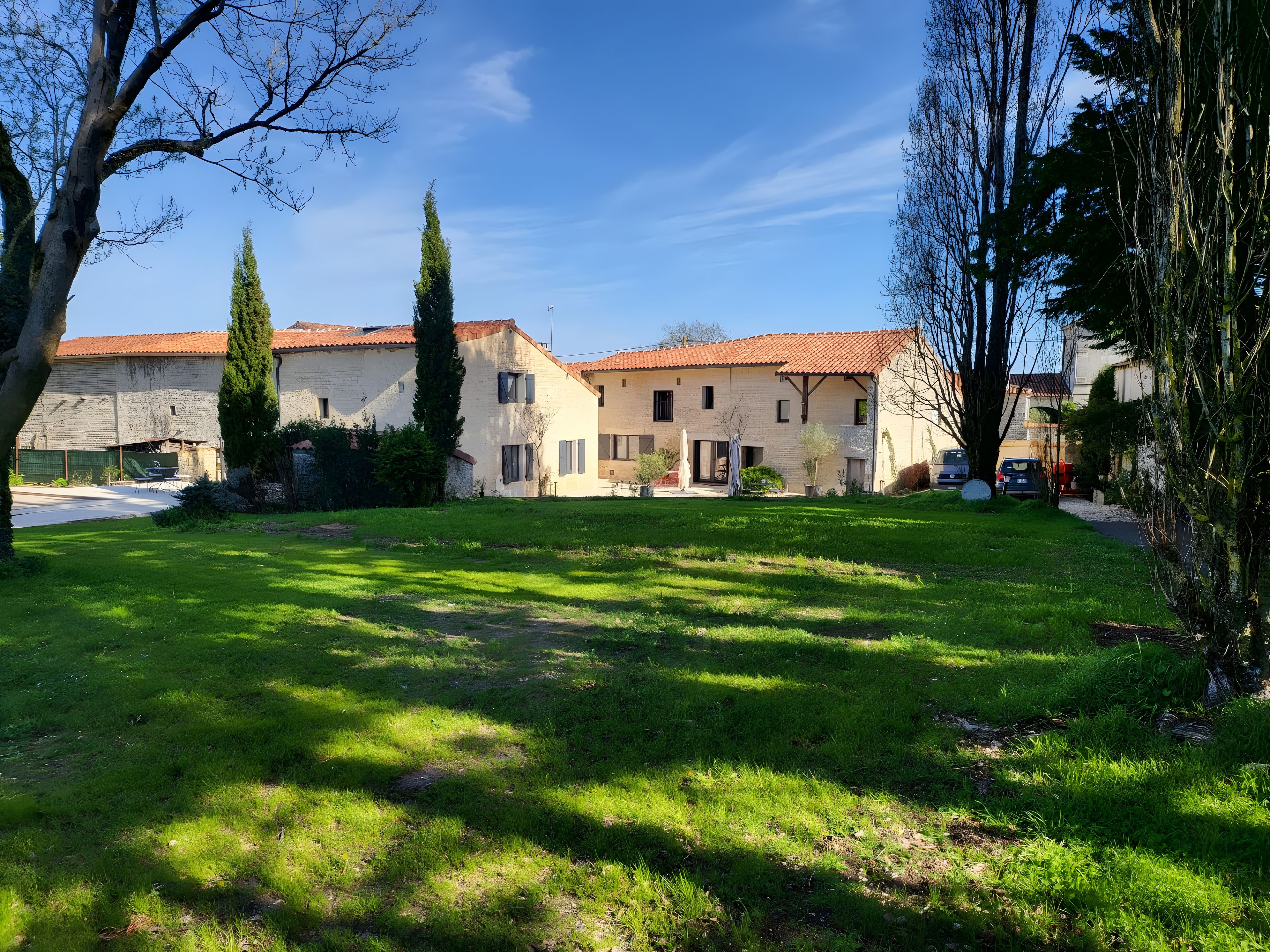 Un quartier résidentiel avec des maisons, une pelouse verdoyante et un ciel dégagé.