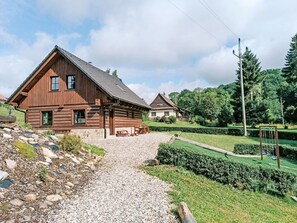 A wooden cabin with a gravel driveway leading to the entrance. - Wonderful private villa for 9 people with WIFI, TV, terrace and pets allowed (Česká Třebová)