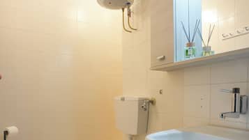 Un bagno con WC, bidet e lavabo.