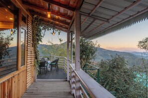 A wooden cabin with a balcony overlooking a mountainous landscape. - Shoonya (Mukteshwar)