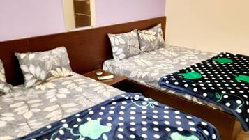 Una cama doble con cabecera de madera y mesita de noche.