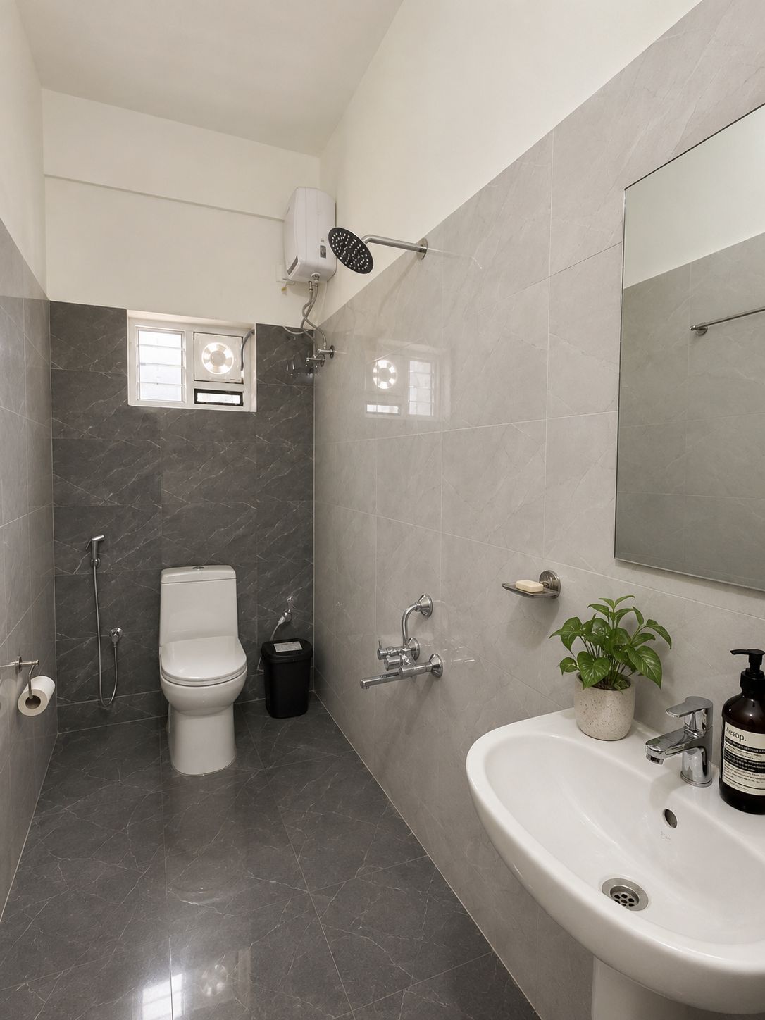 Un baño moderno con inodoro, bidé y lavamanos.