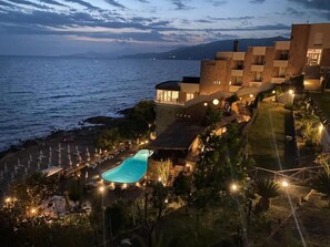 A coastal hotel with a swimming pool, beachfront umbrellas, and a view of the sea. - Hotel Il Gabbiano Palinuro (Palinuro)