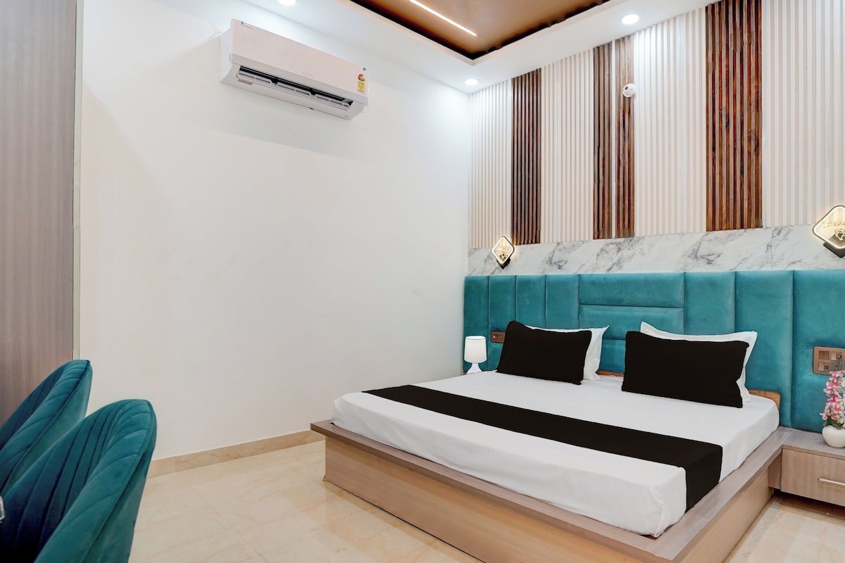 Un dormitorio moderno con cama, mesita de noche, lámpara y aire acondicionado instalado en la pared.