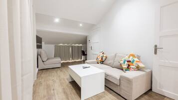 Una sala de estar moderna con un sofá, una mesa de centro y una puerta.