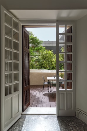 An open door leading to an outdoor patio with a table and chairs. - One of Greece’s Most Extraordinary Homes (Athina)