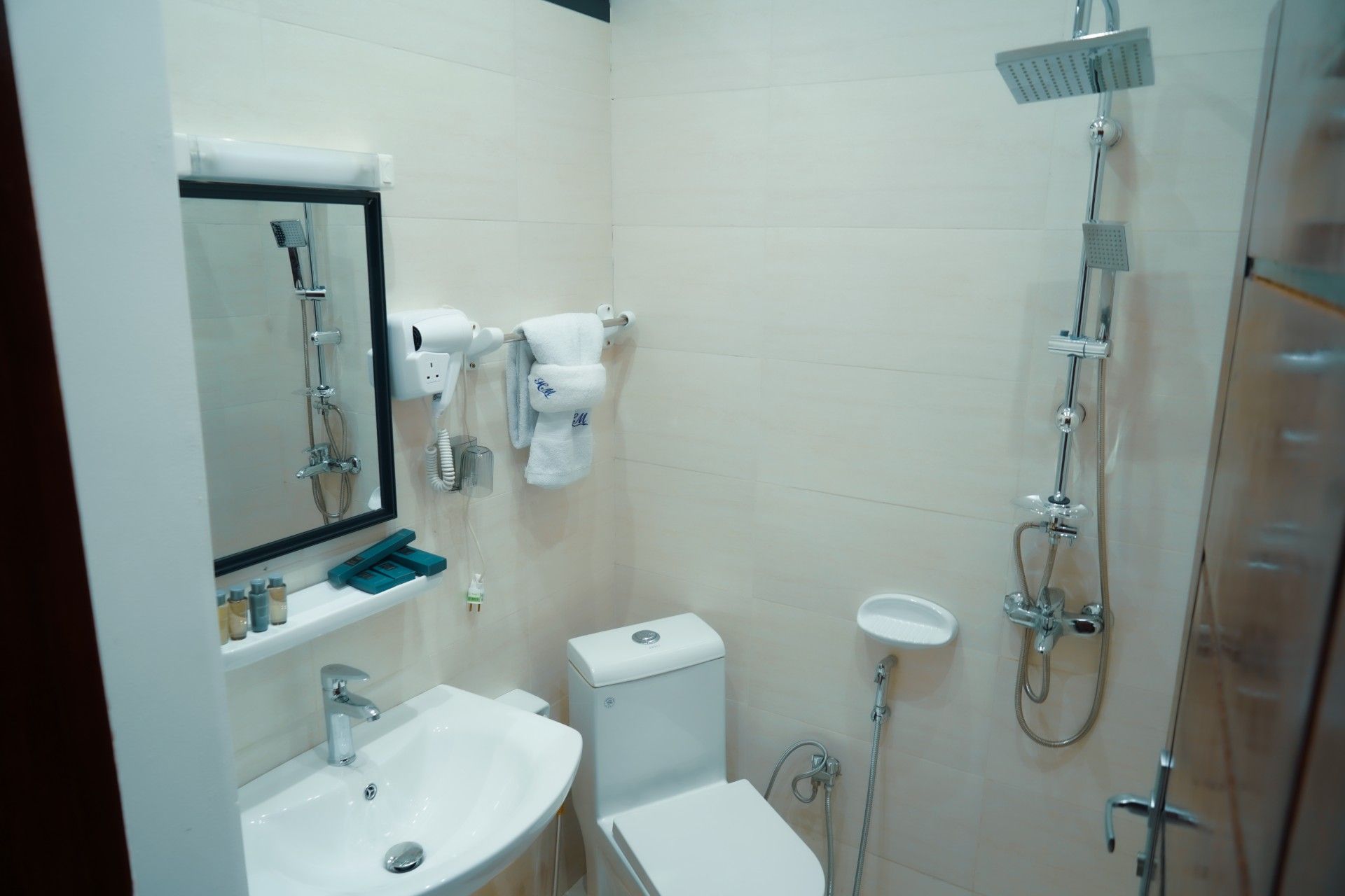 Ein Badezimmer mit Waschbecken, Toilette und Dusche.