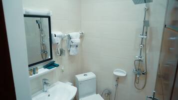 Ein Badezimmer mit Waschbecken, Toilette und Dusche.