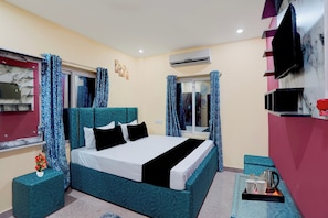 A hotel room with a bed, a TV, an air conditioner, and a window with curtains. - Hotel O AIIMS Bhubaneswar Road (Bhubaneshwar)
