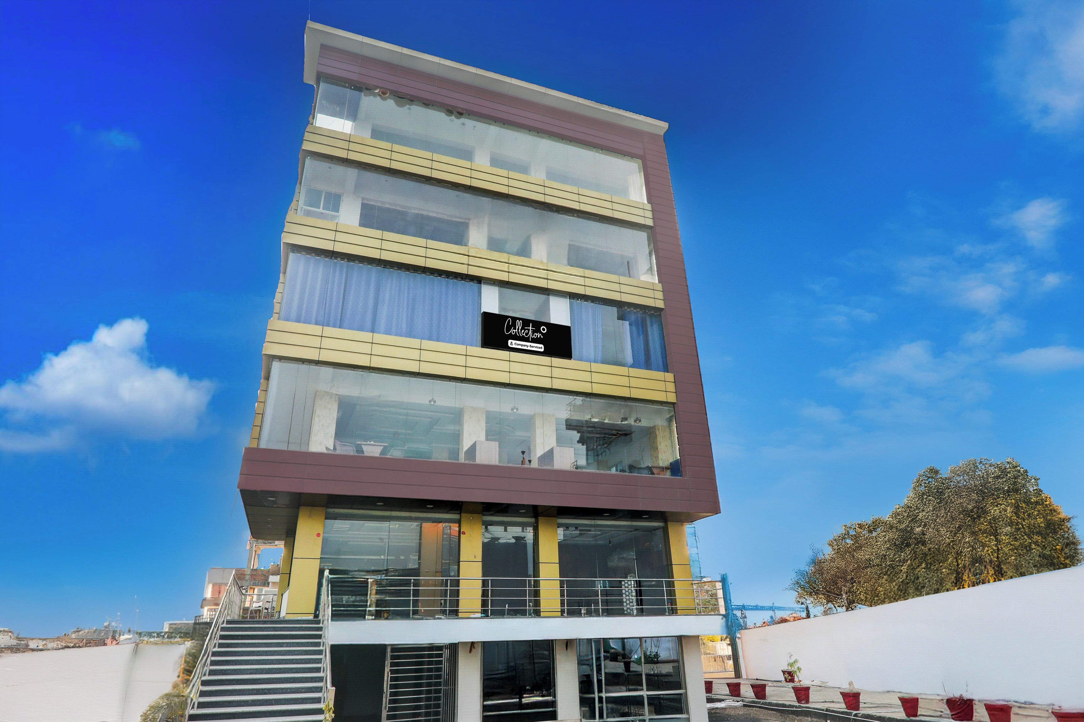 Un edificio de varios pisos con un cartel que indica que es un punto de recogida de envíos para empresas.