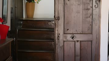 Una escalera de madera que conduce a una puerta con pomo de latón.