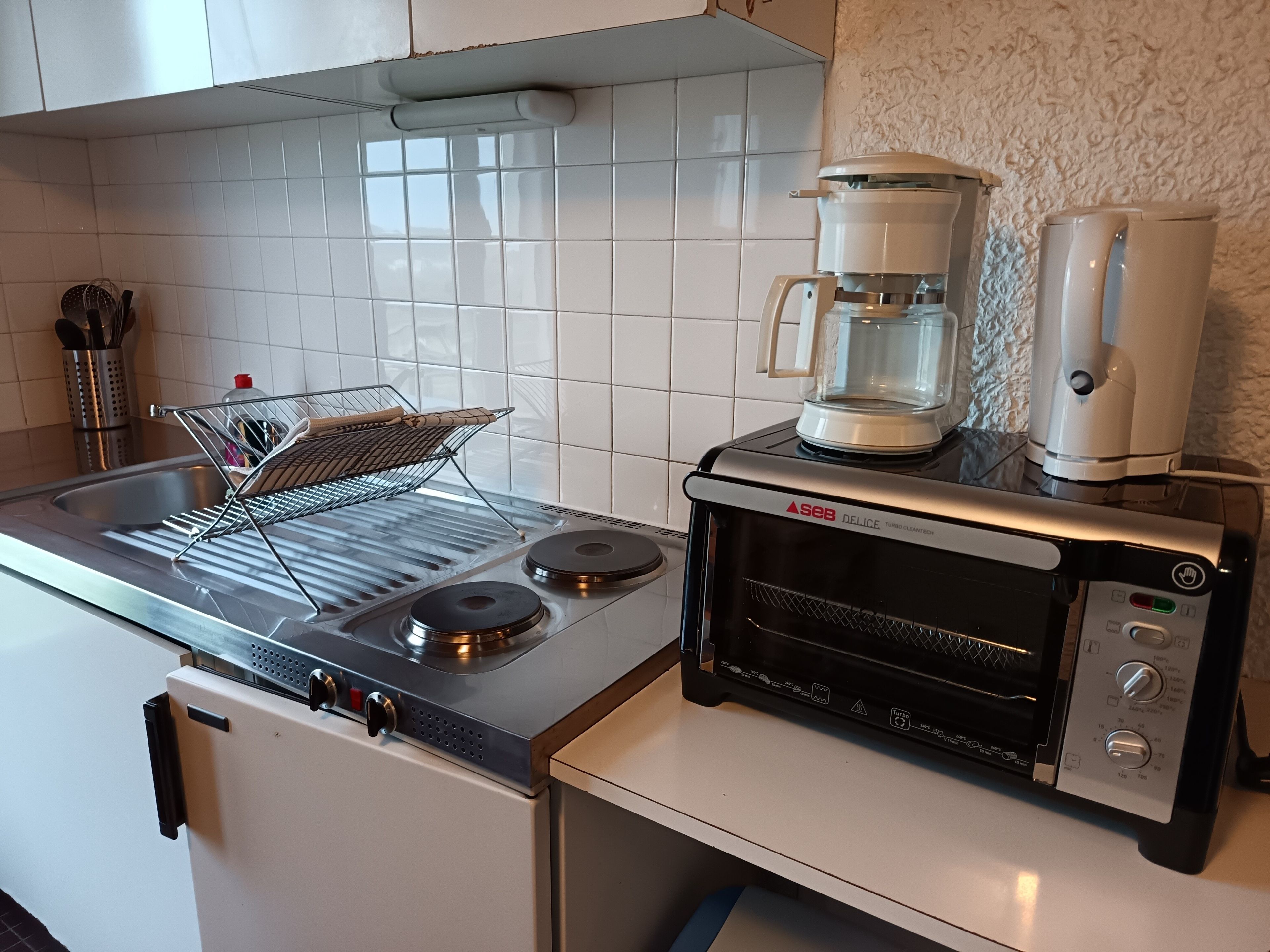Keittiössä on liesi, kahvinkeitin ja mikroaaltouuni.