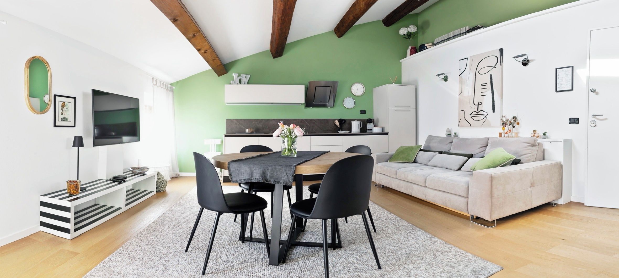 Um espaço moderno para relaxar com sala de jantar, cozinha e área de estar.