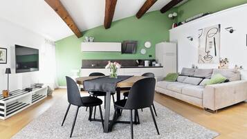 Um espaço moderno para relaxar com sala de jantar, cozinha e área de estar.