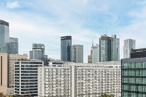 A cityscape with modern high-rise buildings, including a prominent Bank Polski and a building with the EY logo. - Lumina 2room Apart in Center I City View (Warszawa)