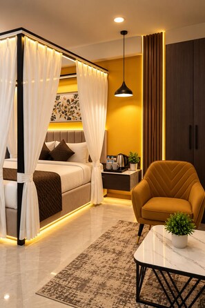 Un dormitorio moderno con cama con dosel, mesita de noche y una silla.