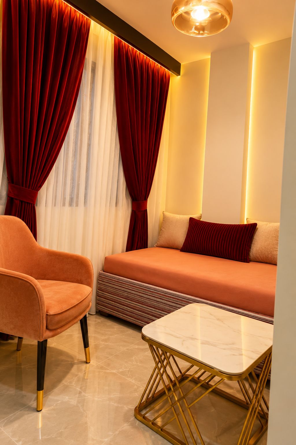 Una sala de estar moderna con un sofá, un sillón y una mesa de centro.