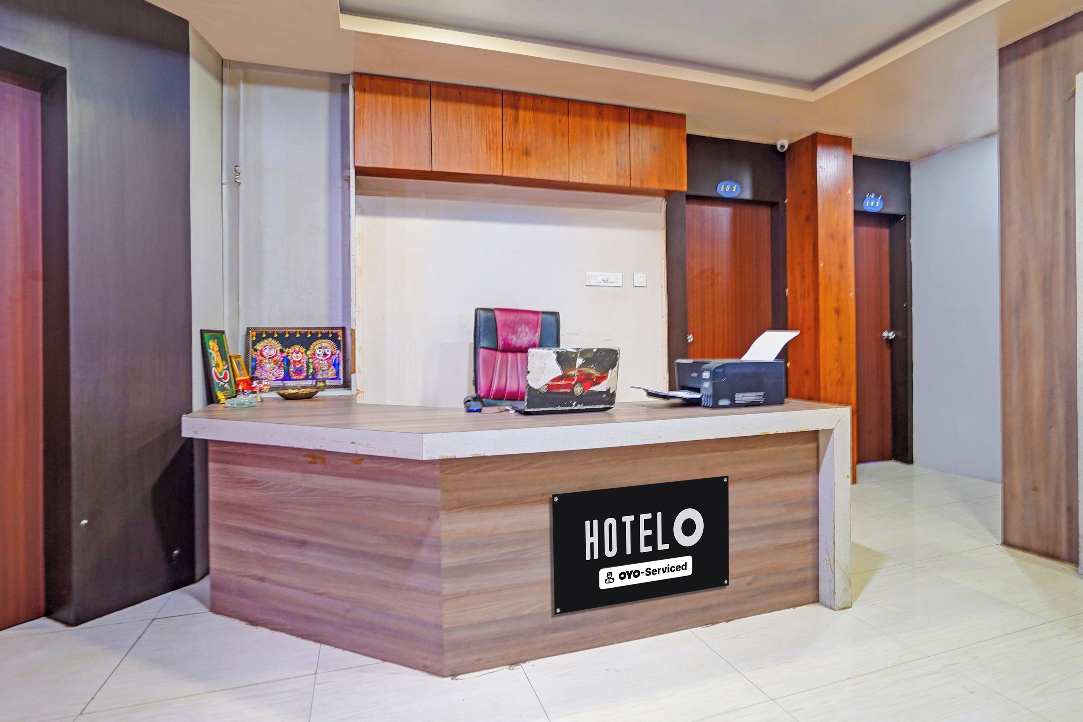 A reception desk with a sign that reads 'HOTELO OYO-Serviced.'