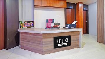 A reception desk with a sign that reads 'HOTELO OYO-Serviced.'