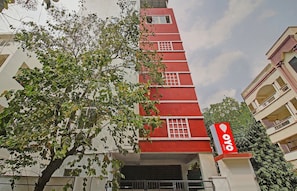 Un edificio rojo con un letrero que dice 'OYO Rooms'.