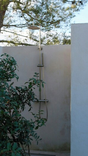 A modern shower enclosure with a metal frame and a wall-mounted hose. - Villa close to the beach in Torre dell'Orso (Melendugno)