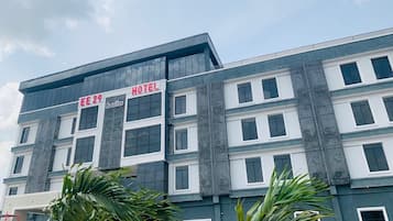 A hotel with a modern facade, multiple floors, and a sign indicating it offers suites.