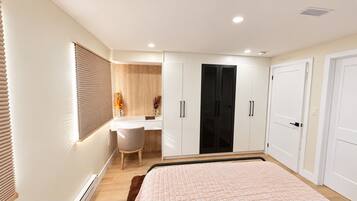 Une chambre à coucher avec un lit, un bureau et une armoire.
