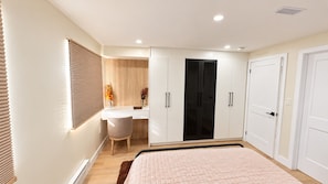 Quarto com cama, escrivaninha e guarda-roupa.