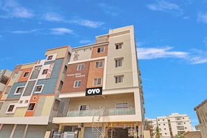Ein mehrstöckiges Wohngebäude mit einem Schild für 'Venkata Ratna Residency' und das 'OYO' Hotel.