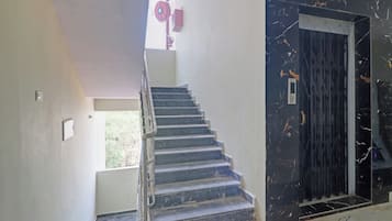 Una escalera con barandales de metal que lleva a una plataforma.