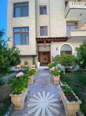 Exterior - Cozy Stay in Durrës with Kitchenette & Garden Views (Durrës)