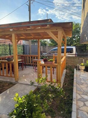 Outdoor dining - Cozy Stay in Durrës with Kitchenette & Garden Views (Durrës)