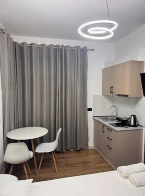 Room - Cozy Stay in Durrës with Kitchenette & Garden Views (Durrës)